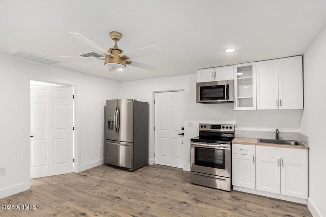 property at 701 W Windsor Ave