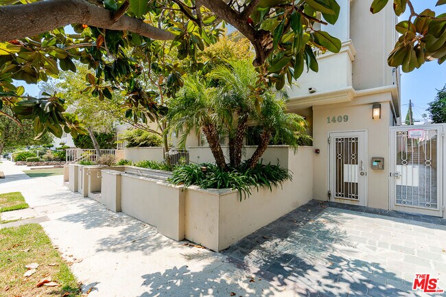 1409 Armacost Ave in Los Angeles, CA - Foto de edificio - Building Photo