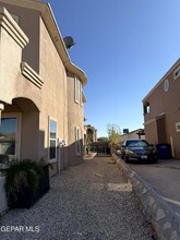 5448 Ignacio Frias Dr in El Paso, TX - Foto de edificio - Building Photo