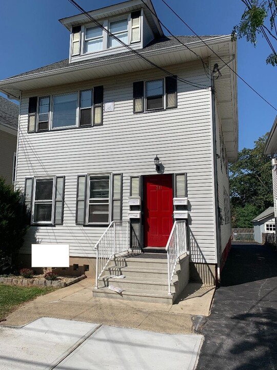 311 Magnolia St in Highland Park, NJ - Building Photo