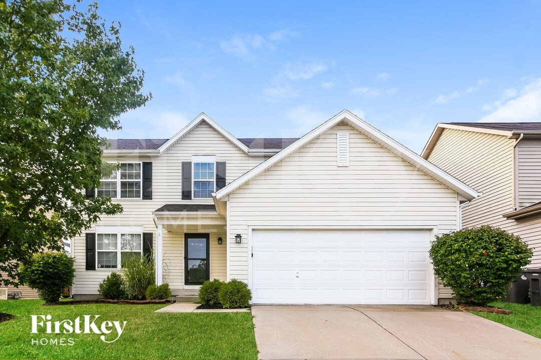 8438 Aviva Ln in Indianapolis, IN - Building Photo