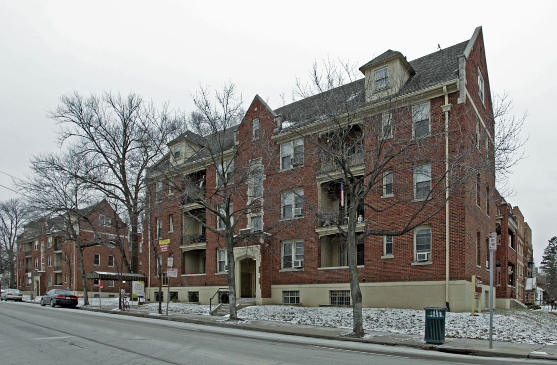 Tudor Court in Cincinnati, OH - Foto de edificio