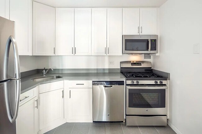 2 S End Ave, Unit 9D in New York, NY - Foto de edificio - Building Photo