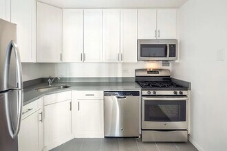 2 S End Ave in New York, NY - Building Photo - Building Photo