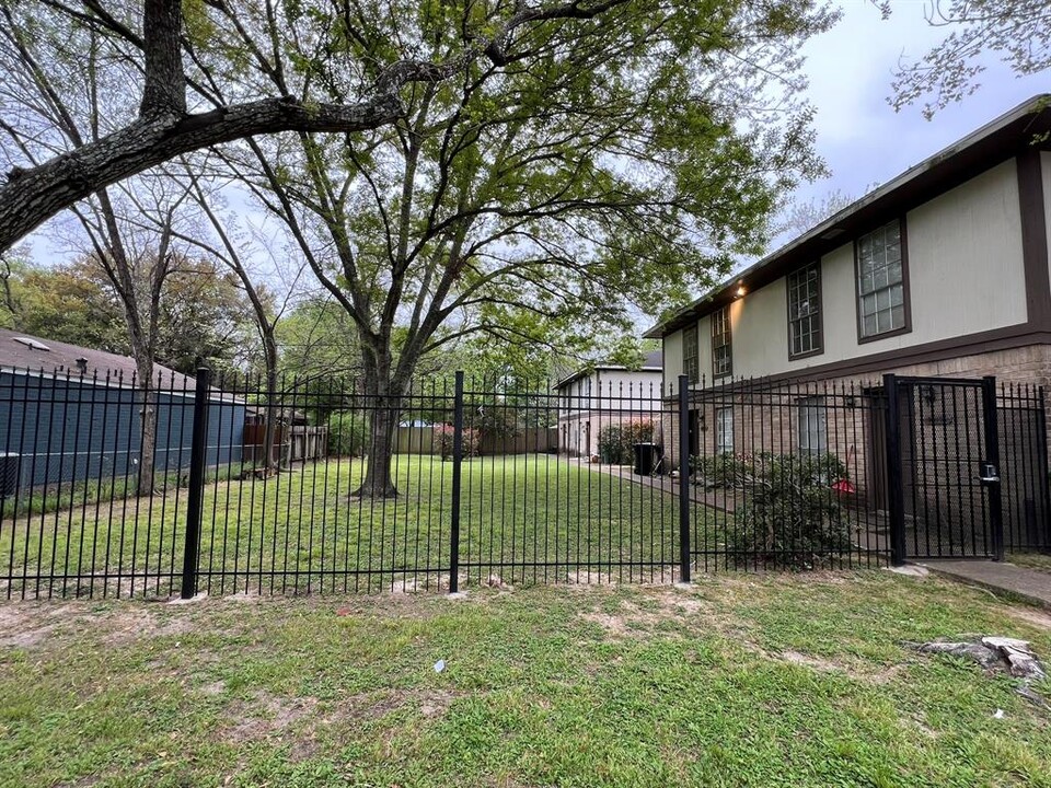 9217 Vogue Ln in Houston, TX - Building Photo