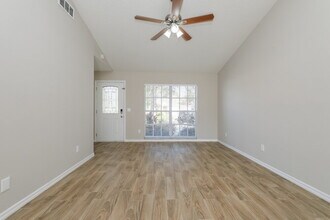 9715 Little Pond Way in Tampa, FL - Foto de edificio - Building Photo