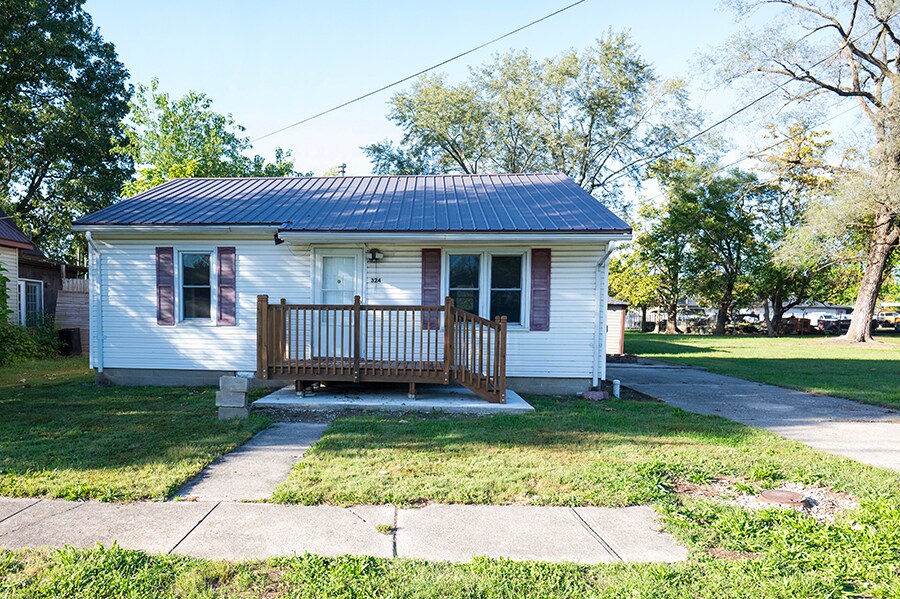 324 W Washington St in Flora, IL - Building Photo