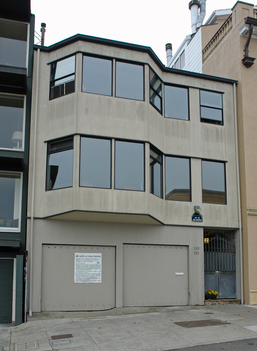 249-251 Chestnut St in San Francisco, CA - Building Photo