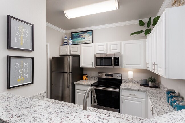 Creekside 121 Apartments in Carrollton, TX - Foto de edificio - Building Photo
