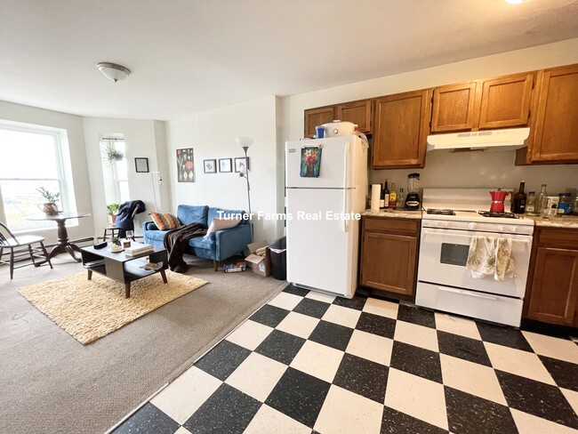 96 Hammond St, Unit 4