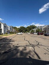 76 Oak Ridge Dr, Unit 76 in Windsor Locks, CT - Building Photo - Building Photo