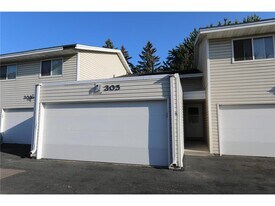 305 Shawnee Trail in Shakopee, MN - Building Photo