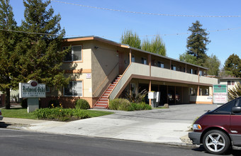 Redwood Oaks Apartments in Redwood City, CA - Building Photo - Building Photo