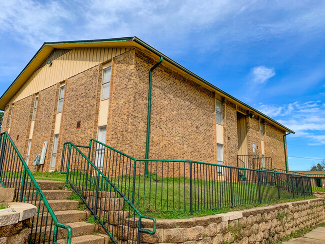 Ward Plaza Apartments in Marshall, TX - Building Photo - Building Photo