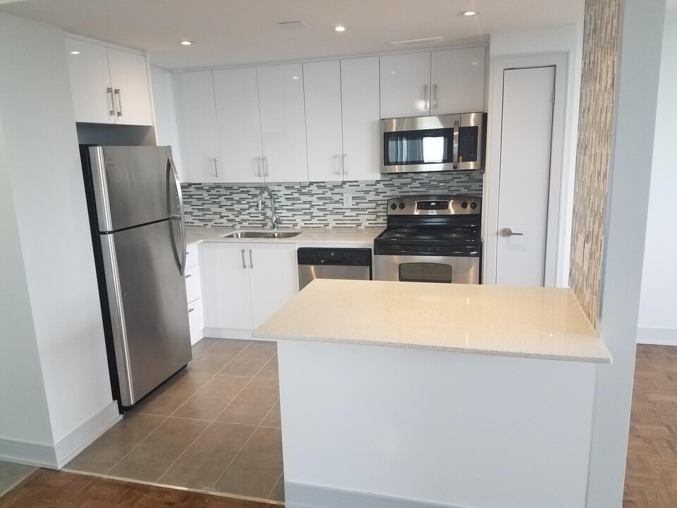 225 Davisville Avenue in Toronto, ON - Building Photo