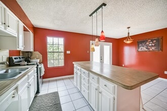 9345 Westwood Village Dr in Houston, TX - Building Photo - Building Photo