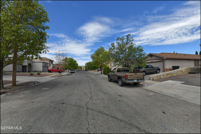 14029 Peter Noyes Dr in Horizon City, TX - Foto de edificio - Building Photo