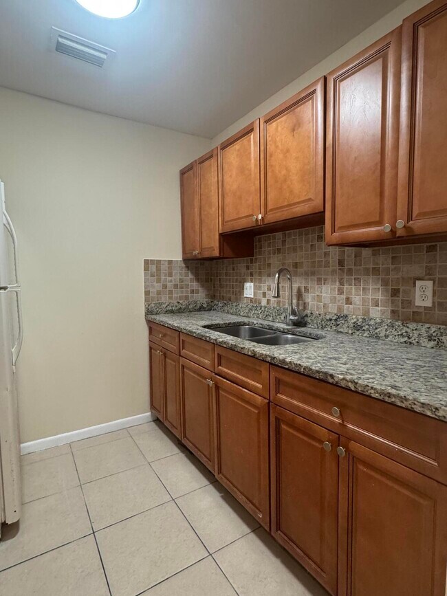 1324 Gateway Dr in Lantana, FL - Building Photo - Building Photo