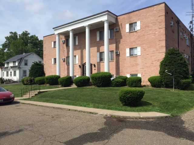 Parkway Manor on the Lake in Alliance, OH - Building Photo