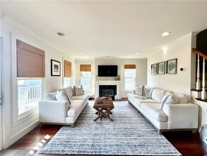 44 Tuckerman Ave in Middletown, RI - Building Photo - Building Photo