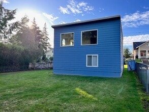 2673-2675 Stanton St in North Bend, OR - Building Photo - Building Photo