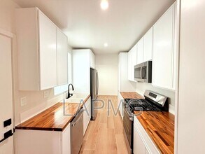 2304 N Frederic St in Burbank, CA - Building Photo - Building Photo