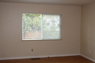 4999 Fern Pl in Rohnert Park, CA - Foto de edificio - Building Photo