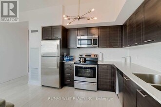 2220 Lake Shore Blvd W in Toronto, ON - Building Photo - Building Photo