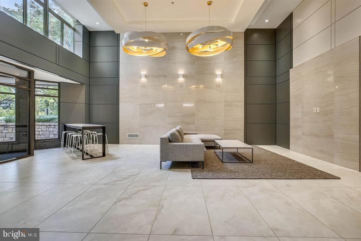 7111 Woodmont Ave in Chevy Chase, MD - Foto de edificio