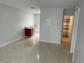 842 SW 2nd St, Unit A in Hallandale Beach, FL - Foto de edificio - Building Photo