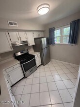325 Kingsbridge Ct in Old Bridge, NJ - Building Photo - Building Photo