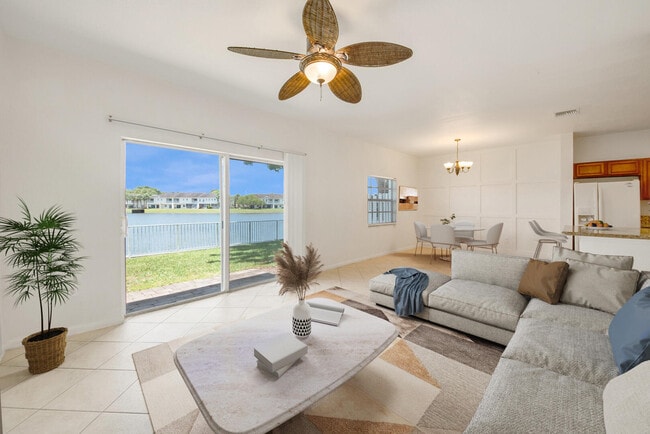 4102 Emerald Vista in Lake Worth Beach, FL - Building Photo - Building Photo