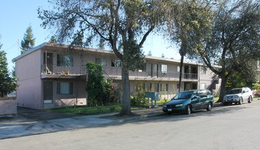 Carmel Plaza Apartments in Sunnyvale, CA - Foto de edificio - Building Photo