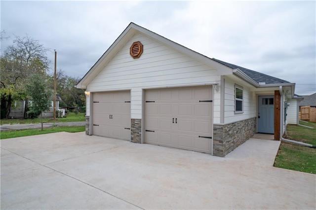 property at 800 N Throckmorton St