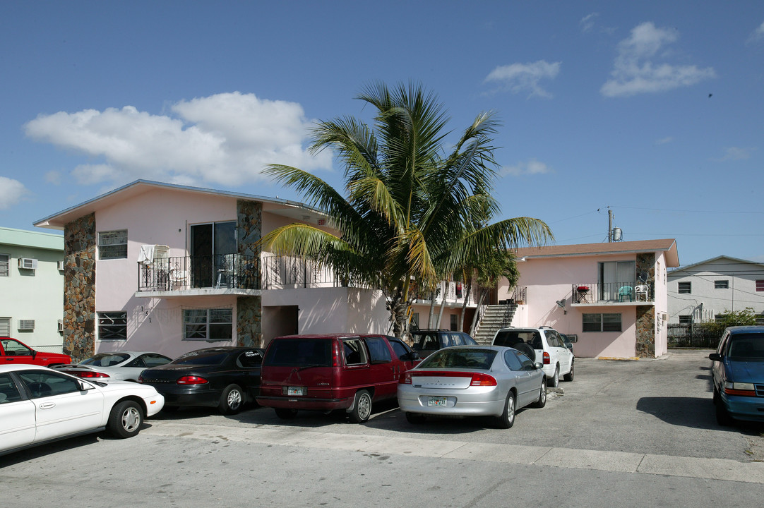 151 W 11th St in Hialeah, FL - Building Photo