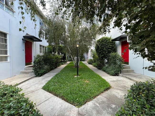 10823 Whipple St in Los Angeles, CA - Building Photo - Building Photo
