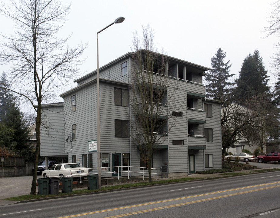 12535 NE Roosevelt Way NE in Seattle, WA - Building Photo