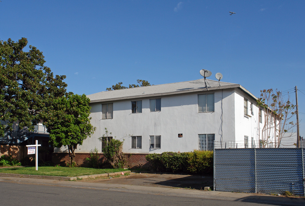 Sixteenth Avenue Apartments in Sacramento, CA - Foto de edificio