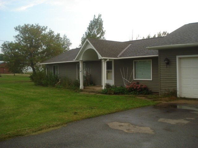 22968 160th St NE in New London, MN - Building Photo