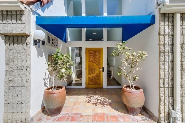 8308 Regents Rd, Unit Pines La Jolla in San Diego, CA - Building Photo - Building Photo