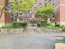 321 Larchmont Acres in Larchmont, NY - Building Photo