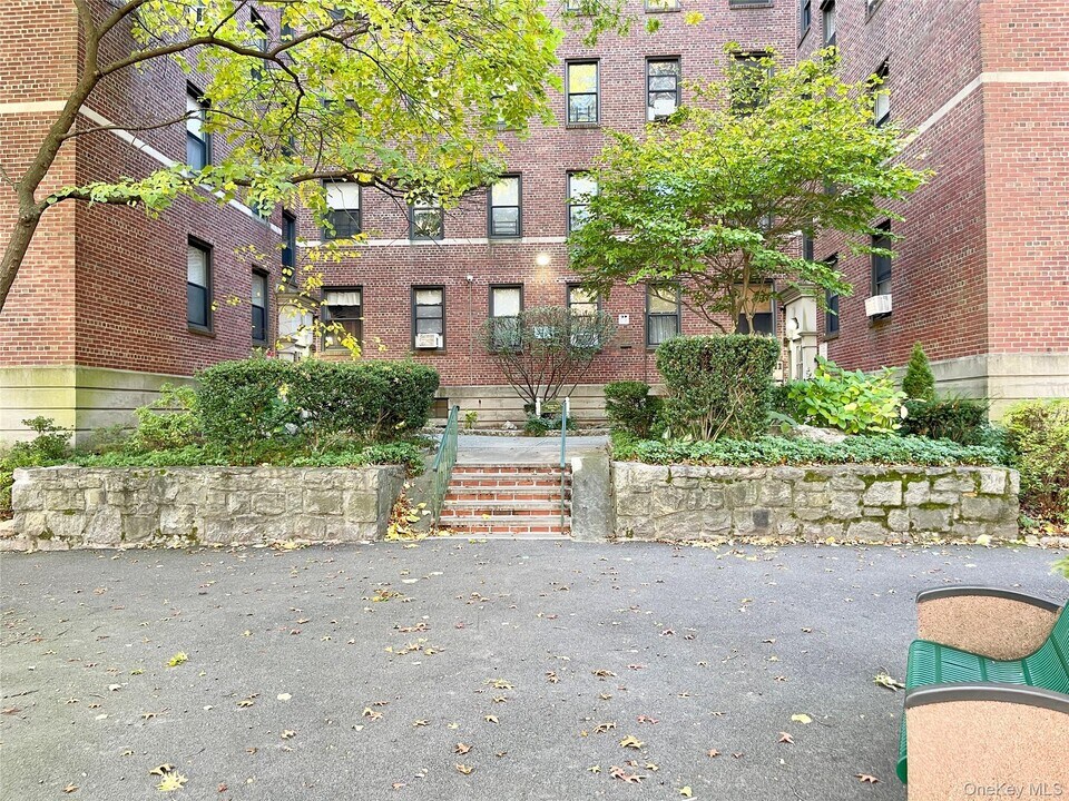 321 Larchmont Acres in Larchmont, NY - Building Photo