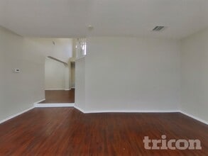 8035 Dove Trail Dr in San Antonio, TX - Foto de edificio - Building Photo