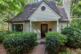 32 Estes Ct in Barboursville, VA - Building Photo