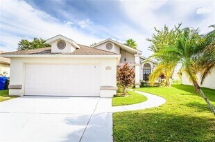 2647 N Horseshoe Bay Dr in Kissimmee, FL - Building Photo