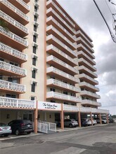 801 S Ocean Dr in Hollywood, FL - Building Photo - Building Photo