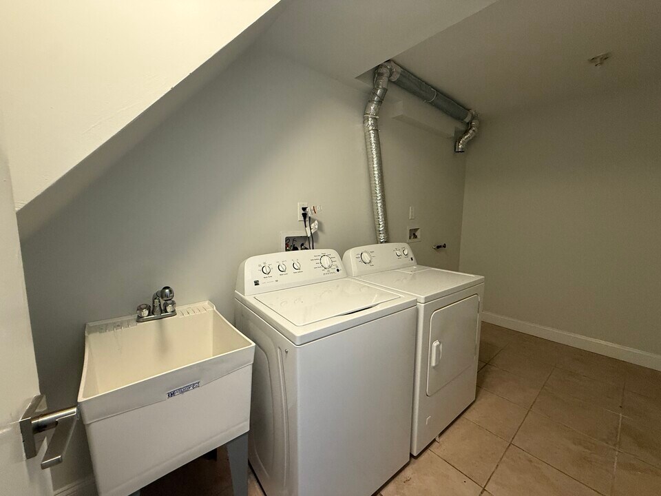 2345 E 1st St, Unit 3 in Brooklyn, NY - Building Photo