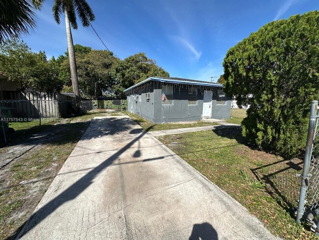 537 NW 8th Ave in Fort Lauderdale, FL - Foto de edificio - Building Photo