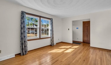 561 Summit Ridge Dr in Chesapeake, VA - Foto de edificio - Building Photo