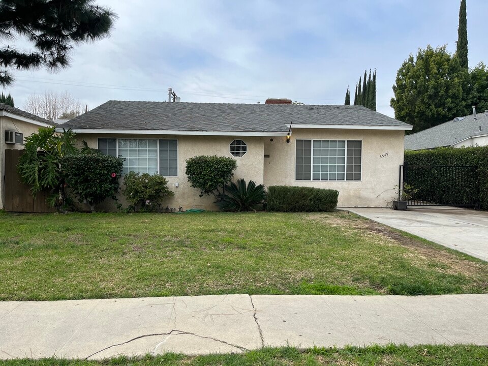 4549 Vista del Monte Ave in Sherman Oaks, CA - Foto de edificio